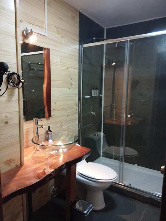 baño privado de una habitación del hotel