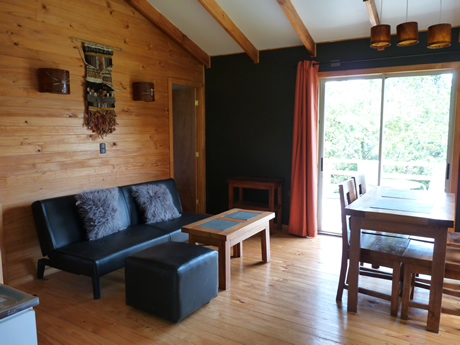 salon et salle à manger de la cabane