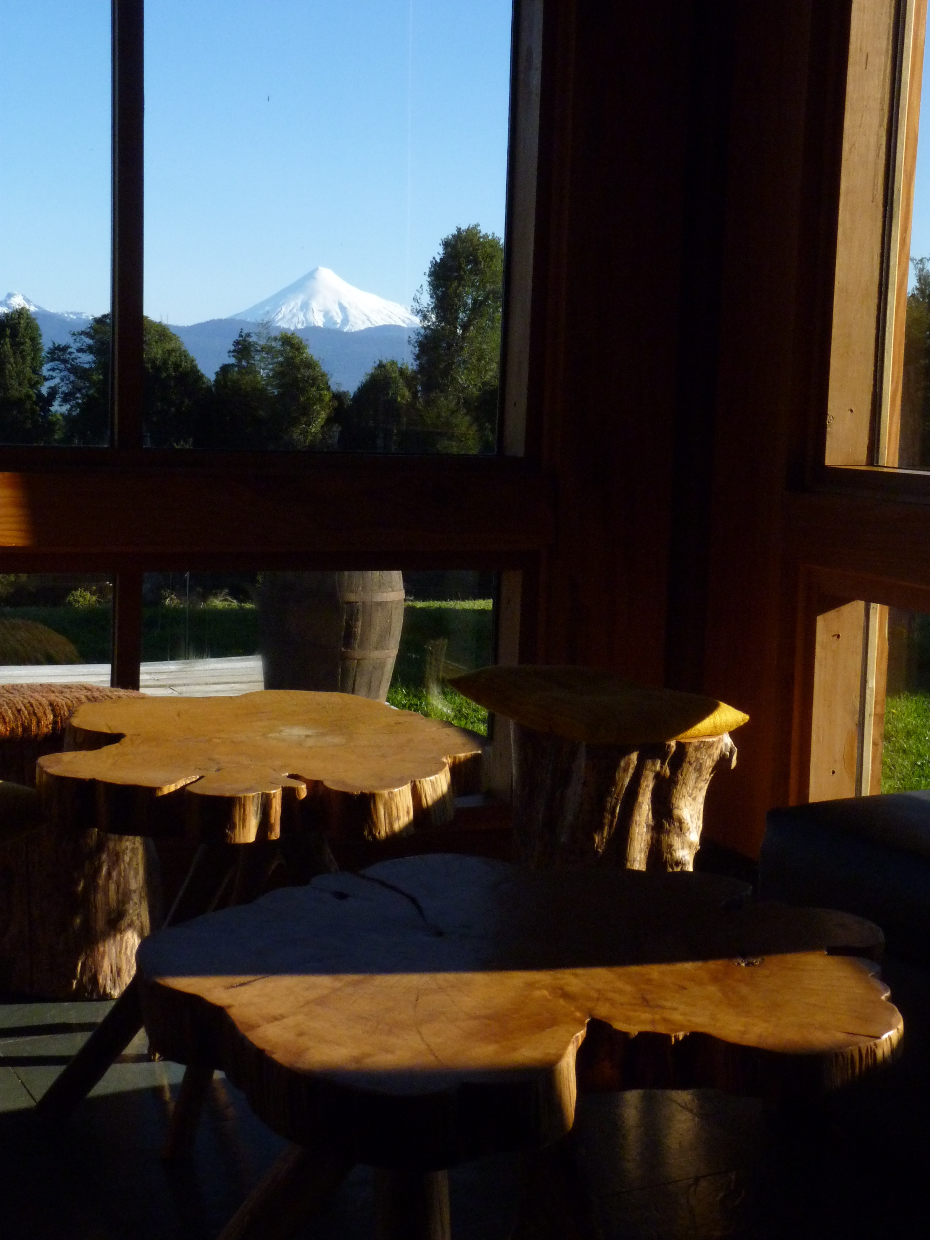 vista al volcan osorno desde sala de estar del hotel